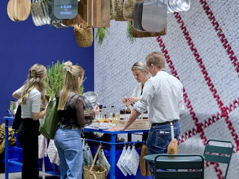 Besøgende udforsker inspirerende produktnyheder på messen